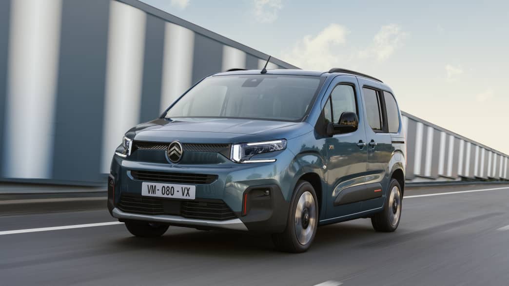 Frontansicht eines fahrenden Citroen Berlingo