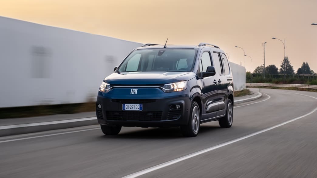 Frontansicht eines fahrenden Fiat e-Doblo
