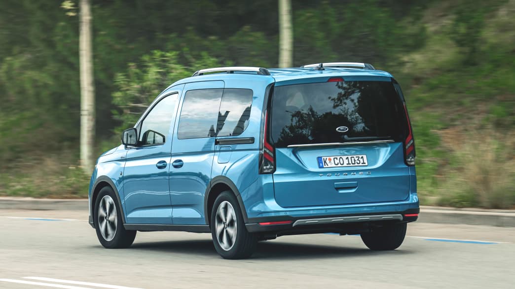 Heckansicht eines fahrenden Ford Tourneo Connect