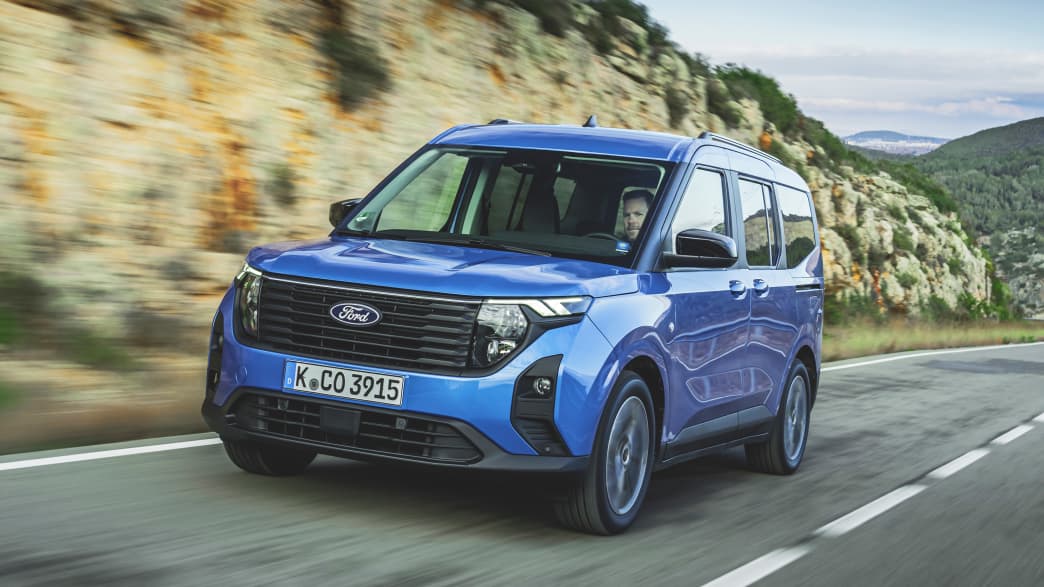 Frontansicht eines fahrenden Ford Tourneo Courier