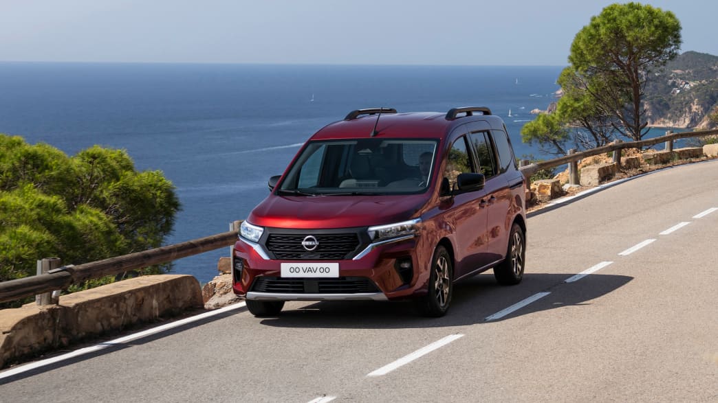 Frontansicht eines fahrenden Nissan Townstar