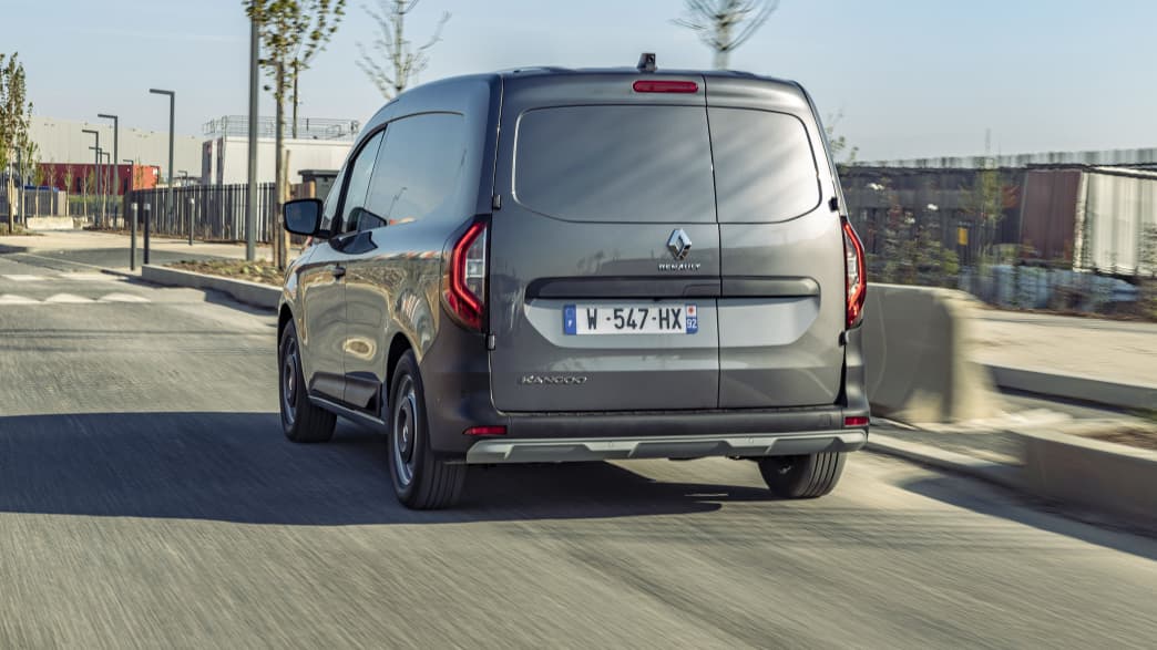 Heckansicht eines fahrenden Renault Kangoo