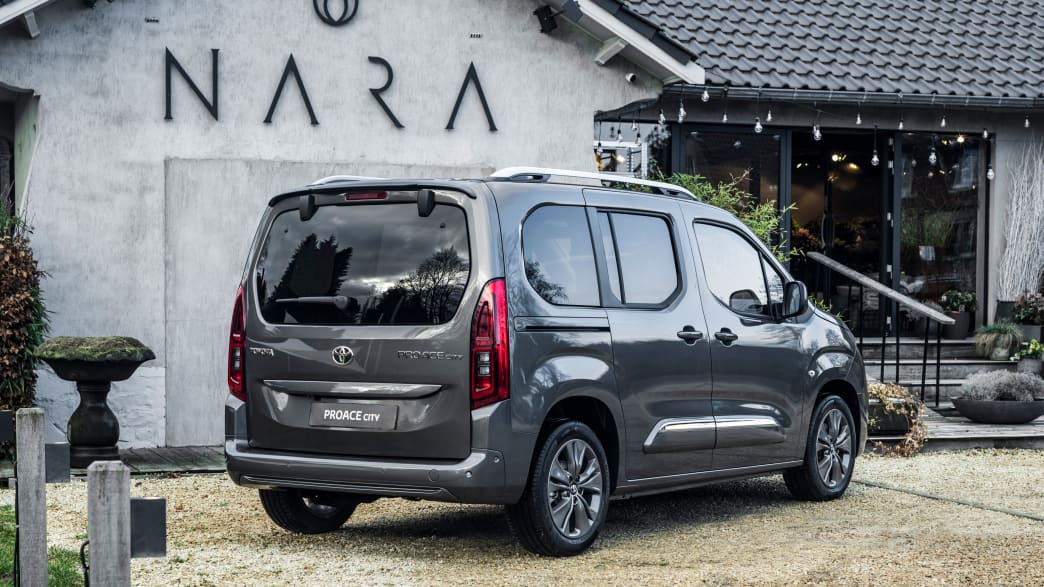 Heckansicht eines stehenden Toyota Proace City