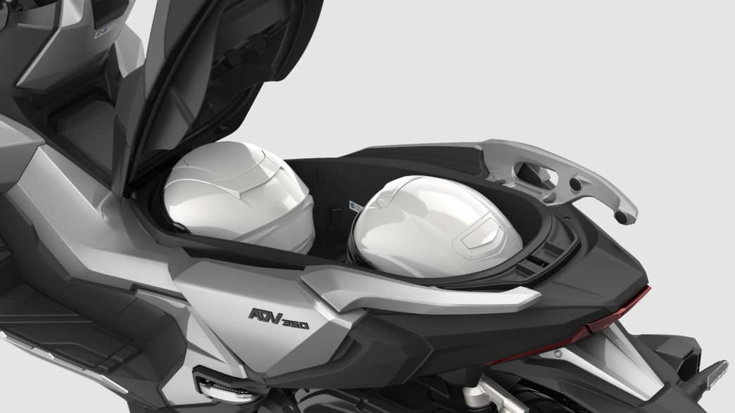Das Helmfach einer Honda ADV 350