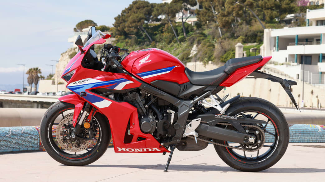 Seitenansicht einer stehenden Honda CBR650R