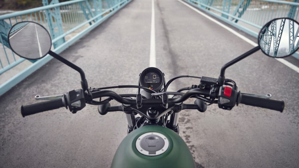 Outdooraufnahme des Lenkers der Honda CL500