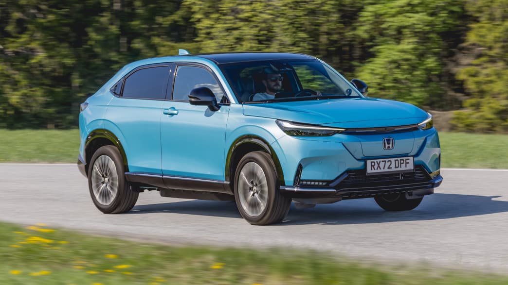Front und Seitenansicht eines fahrenden Honda e:NY1