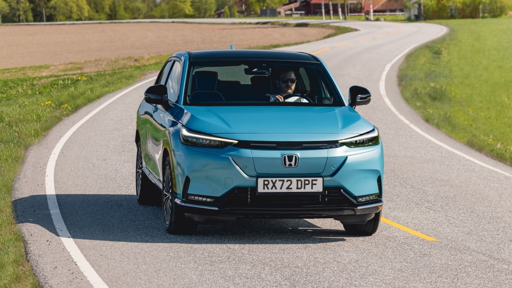 Frontansicht eines fahrenden Honda e:NY1