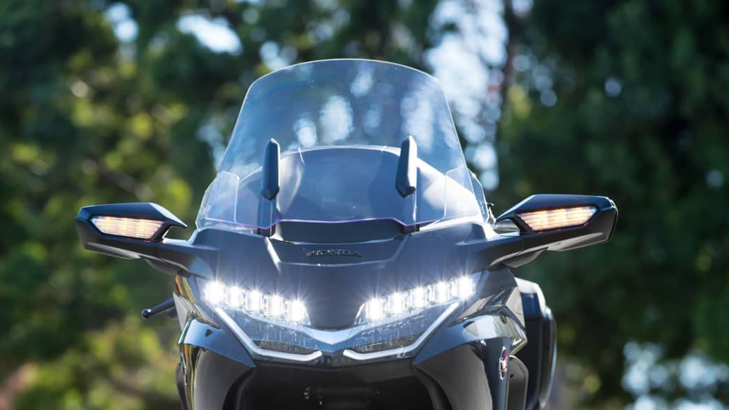 Die eingeschalteten Frontlichter der neuen Honda Goldwing GL 1800