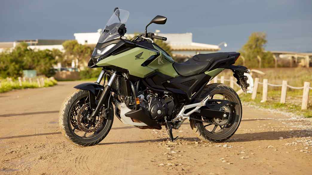 Die Honda NC750X DCT stehend von der Seite zu sehen