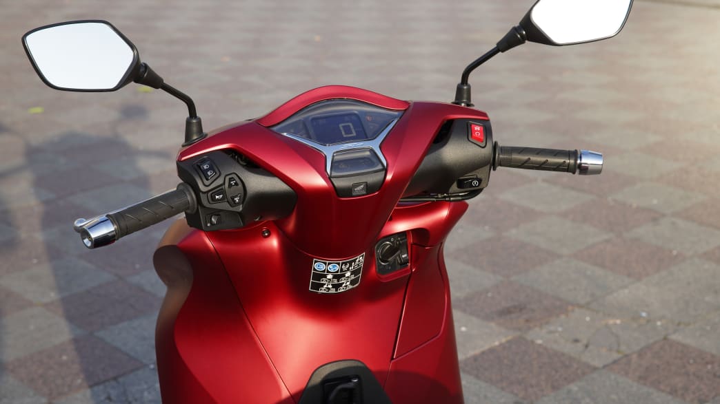 Die Honda SH 350i in rot