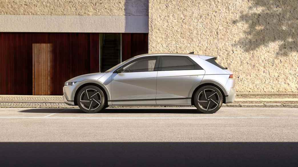 Der Hyundai Ioniq 5 seitlich stehend auf einer Straße