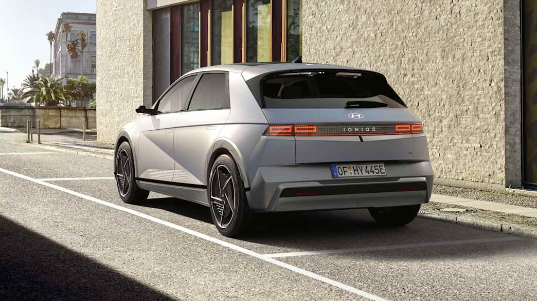 Heckansicht eines stehenden Hyundai Ioniq 5 nach FAcelift
