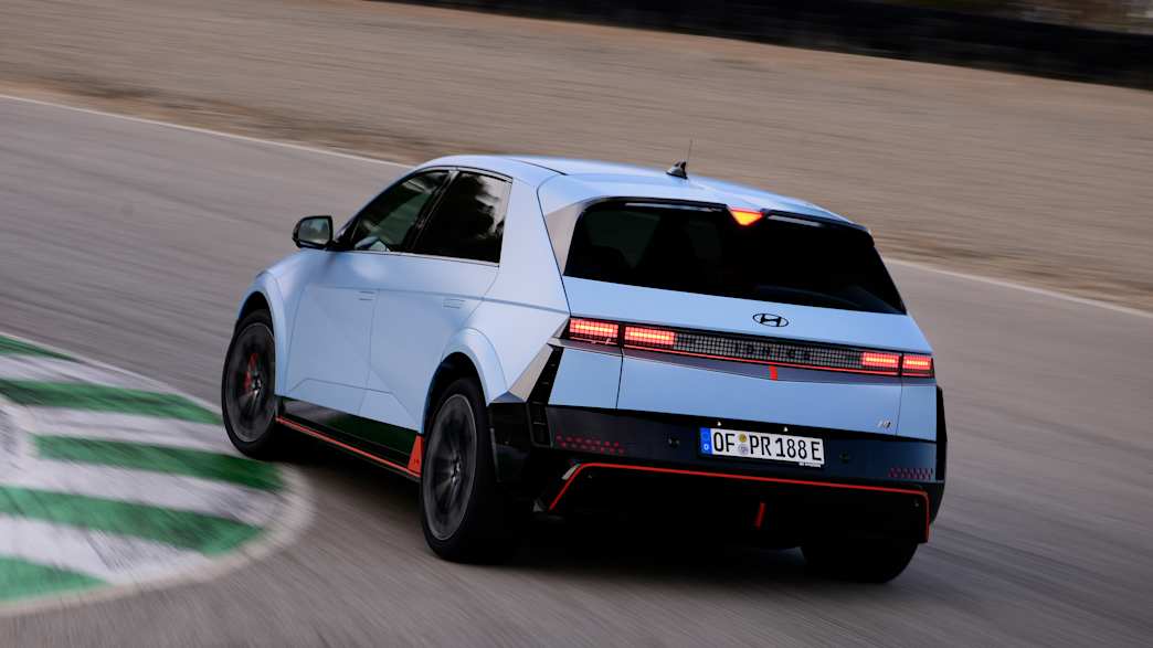 Heckansicht eines fahrenden Hyundai Ioniq 5 N
