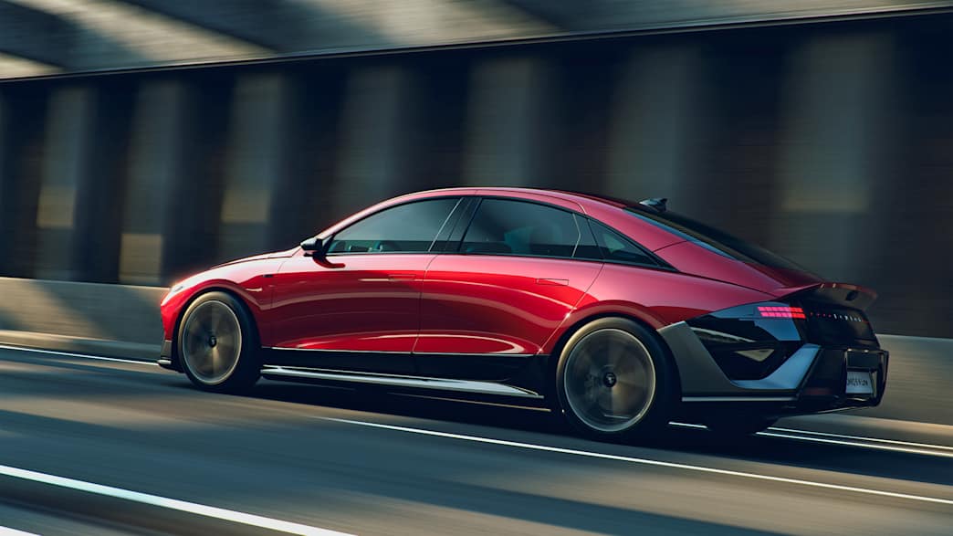 Seitenansicht eines fahrenden Hyundai Ioniq 6 nach Facelift