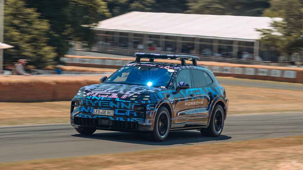 Der neue Porsche Cayenne fahrend seitlich zu sehen