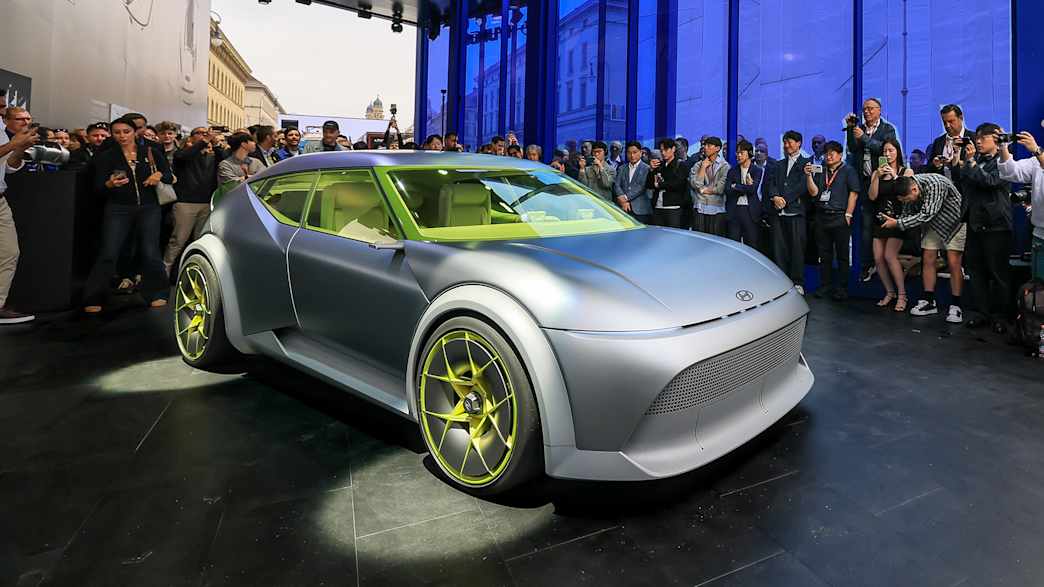 Front und Seitenansicht eines stehenden Hyundai Concept Three