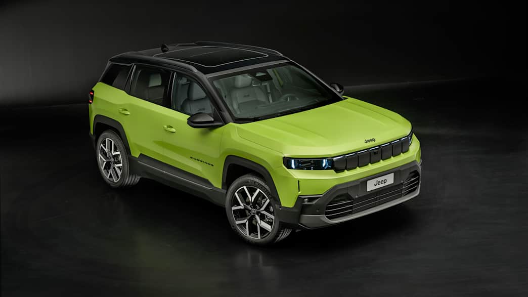 Front und SEitenansicht eines stehenden Jeep Compass