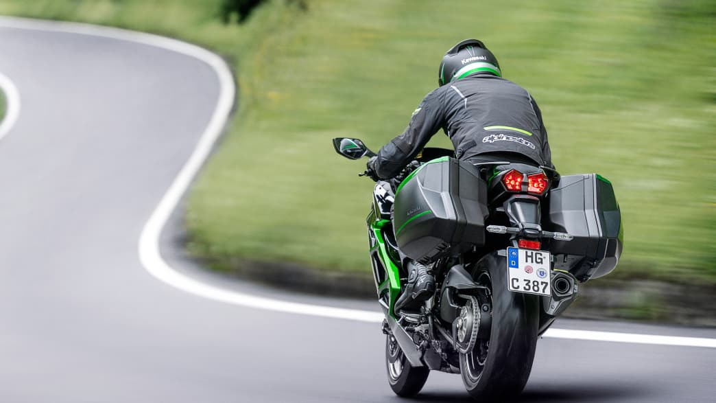 Eine Kawasaki Ninja fahrend auf einer Schnellstraße von hinten zu sehen