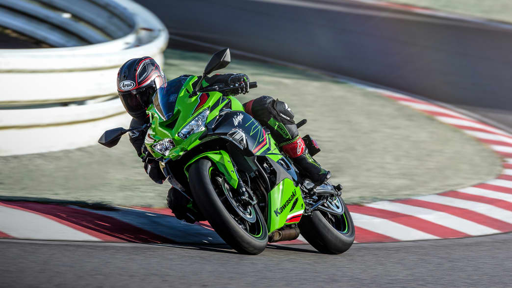 Eine Kawasaki Ninja ZX-4RR fährt auf einer Rennstrecke