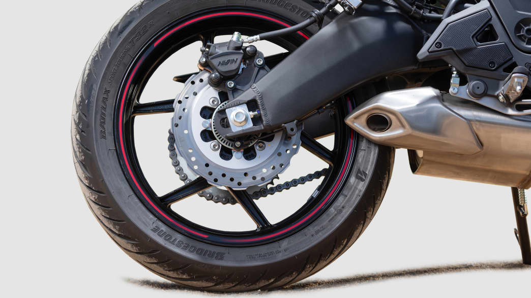 Detailaufnahme Kawasaki Versys 650 Hinterrad und Auspuff