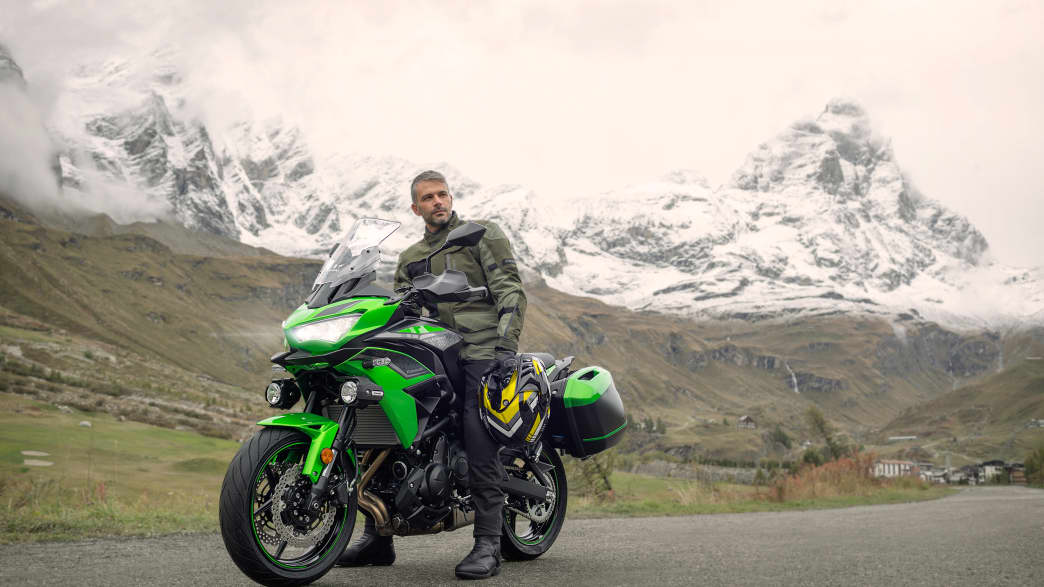 Aufnahme der Kawasaki Versys 650 stehend mit Bergen im Hintergrund