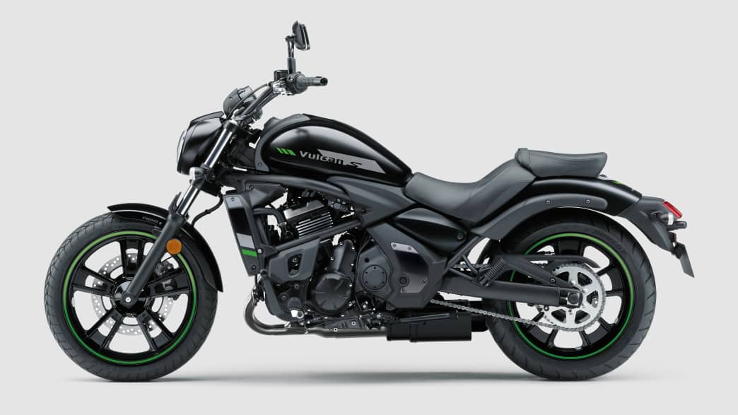 Seitenansicht einer stehenden Kawasaki Vulcan S