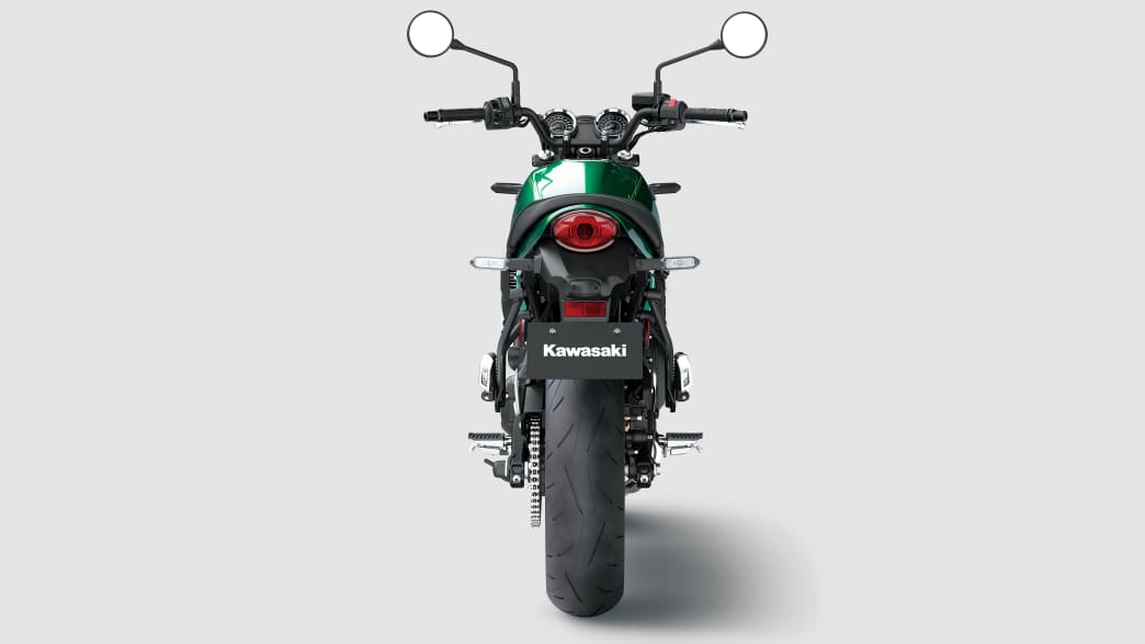 Die Rückansicht der neuen grünen Kawasaki Z 650 RS von 2022, fotografiert im Studio