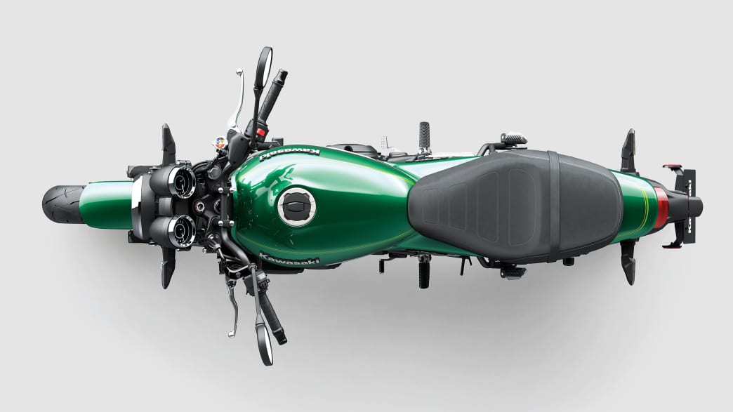 Die neue grüne Kawasaki Z 650 RS von 2022, fotografiert von oben im Studio