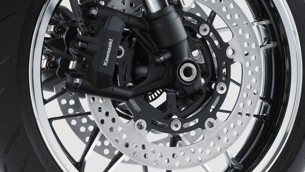 Vorderrad mit Gabel und Bremsscheibe der Kawasaki Z900RS