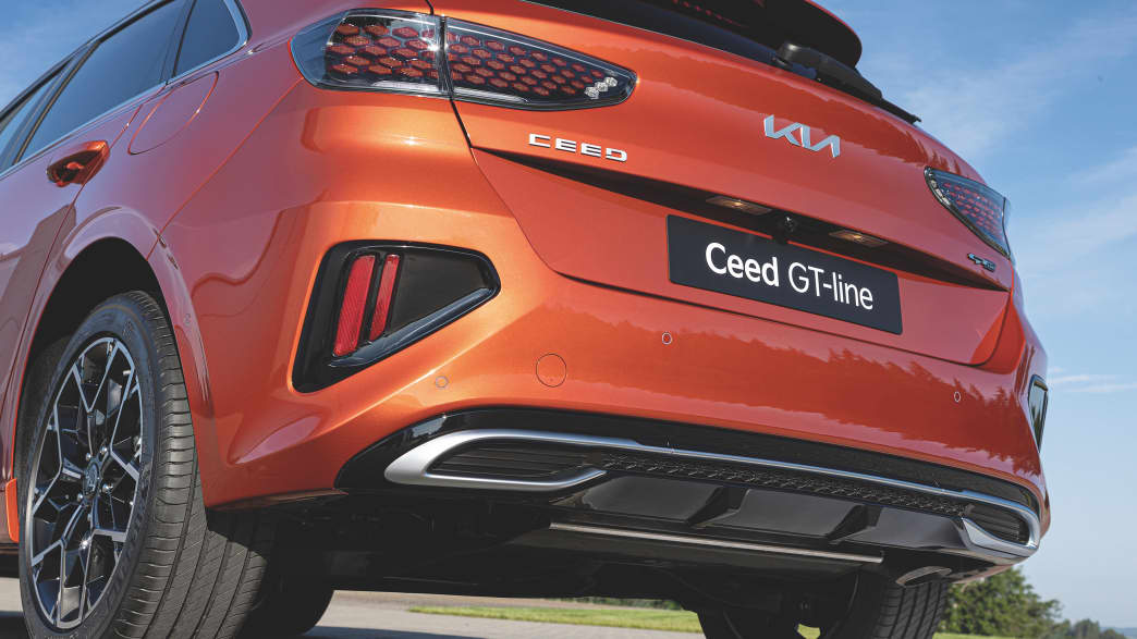Ein roter KIA Ceed GT parkend von hinten unten