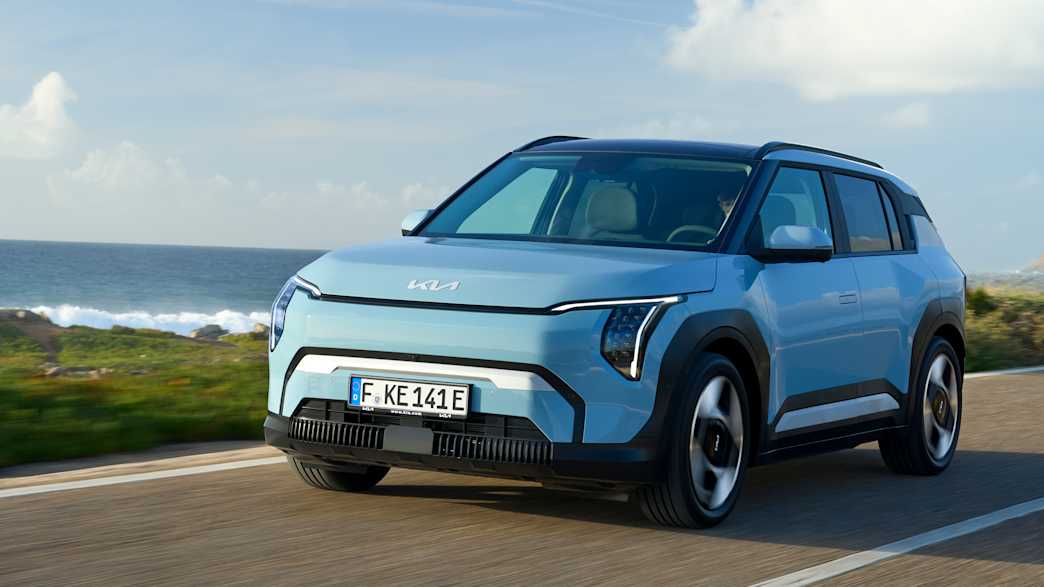 Fahraufnhame vom Kia EV3 schräg von vorne