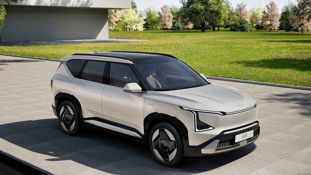 Front- und Seitenansicht eines stehenden Kia EV5