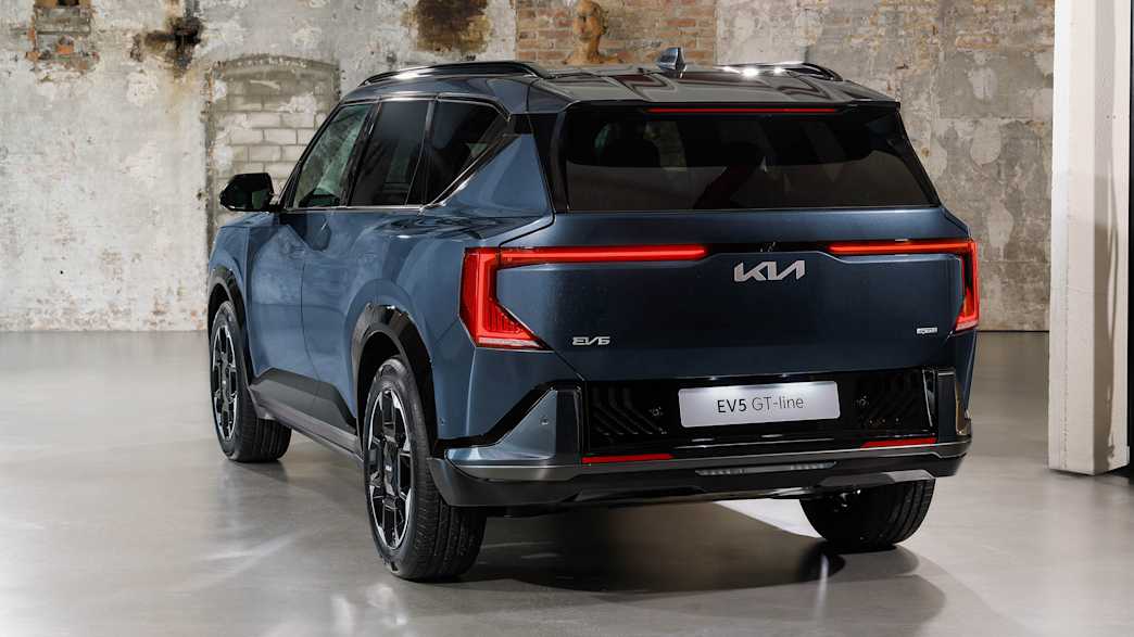 Heckansicht eines stehenden Kia EV5