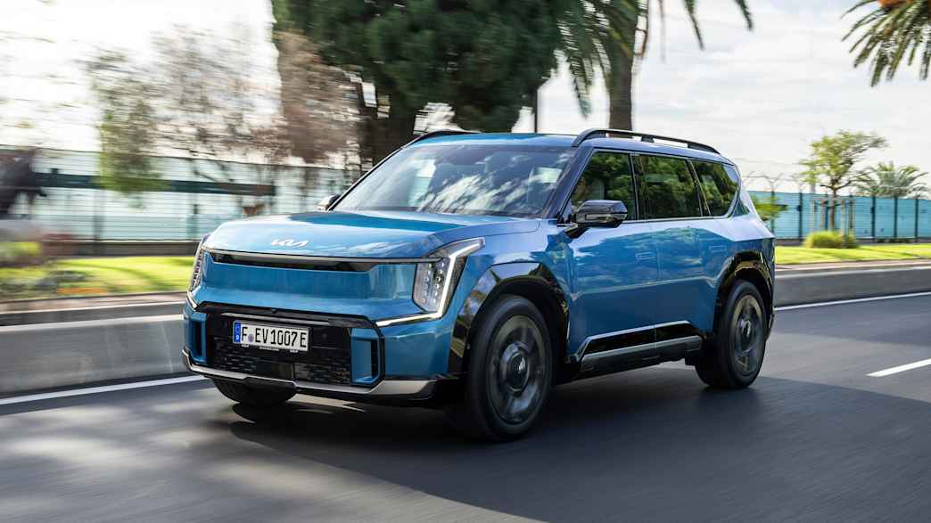 Frontansicht eines fahrenden Kia EV9
