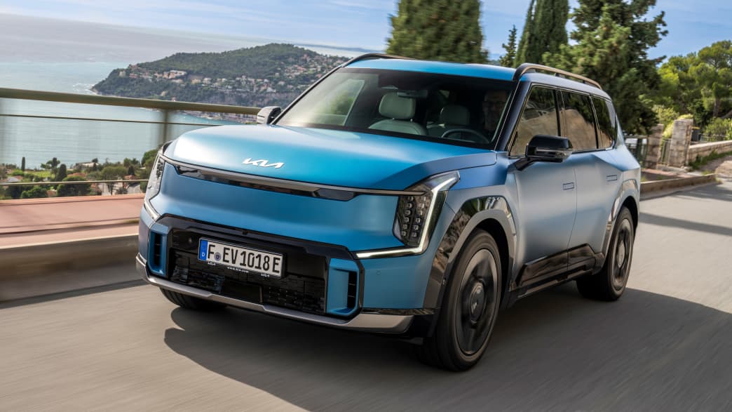 Frontansicht eines fahrenden Kia EV9