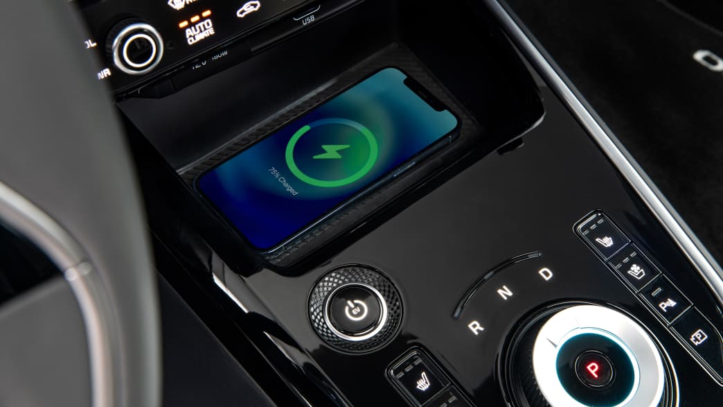 Ein Handyakku lädt im Kia Niro auf