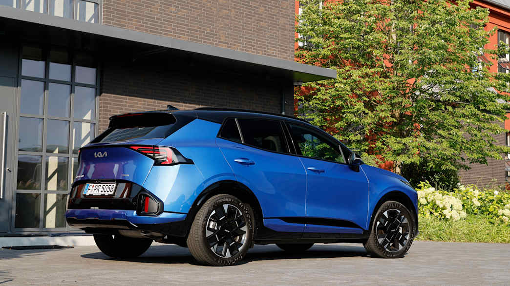 Heck und Seitenansicht eines stehenden Kia Sportage