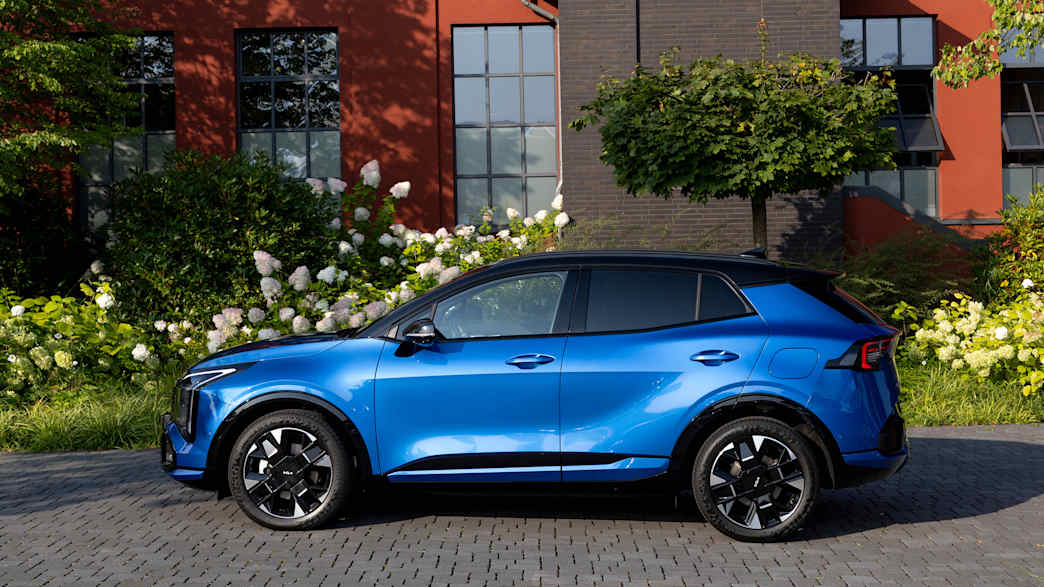 Seitenansicht eines stehenden Kia Sportage