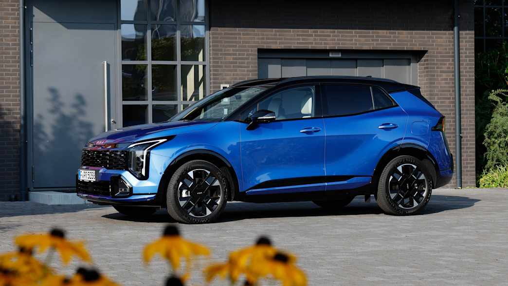 Seitenansicht eines stehenden Kia Sportage
