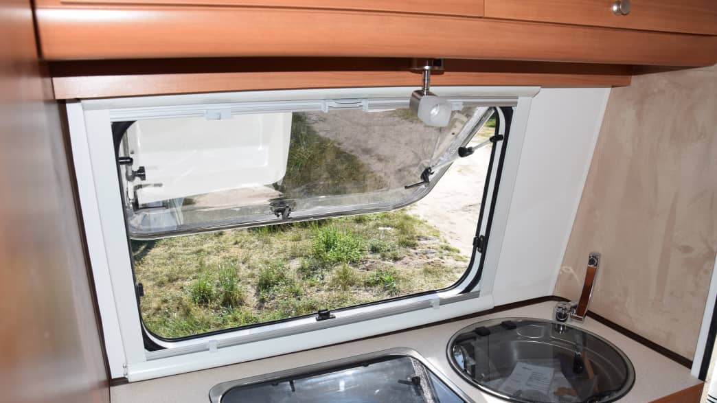 Das Kochfeld und die Spüle im kleinen Wohnwagen Niewiadow N126 ET von Blyss