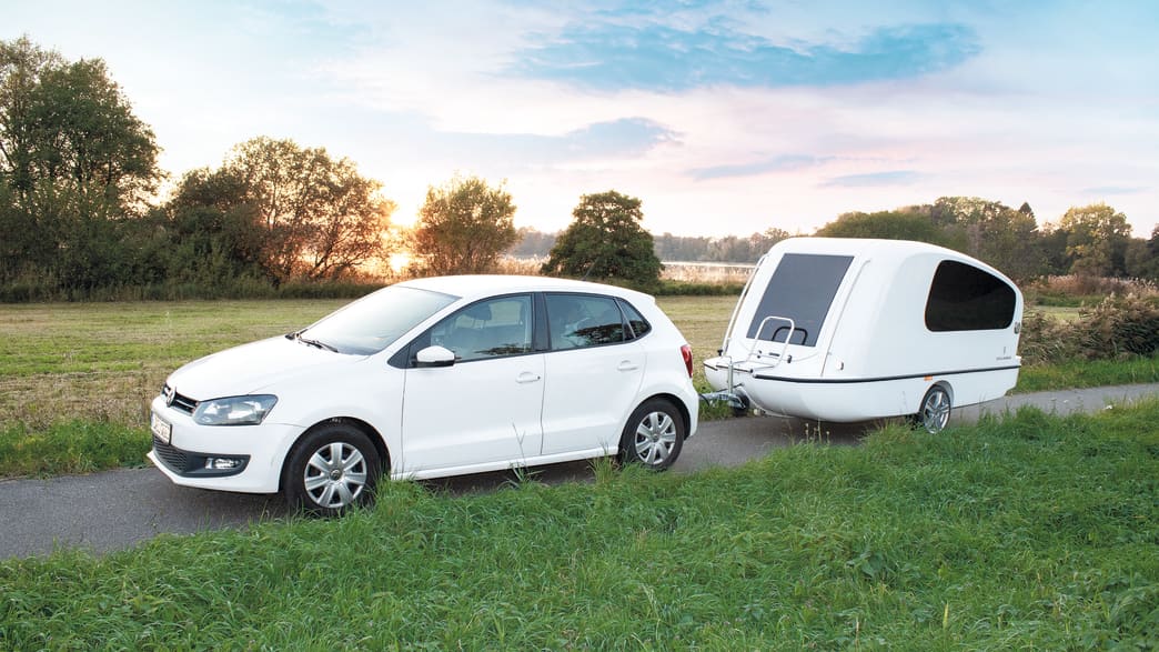 Ein weißer Golf mit dem Sealander Bootscaravan