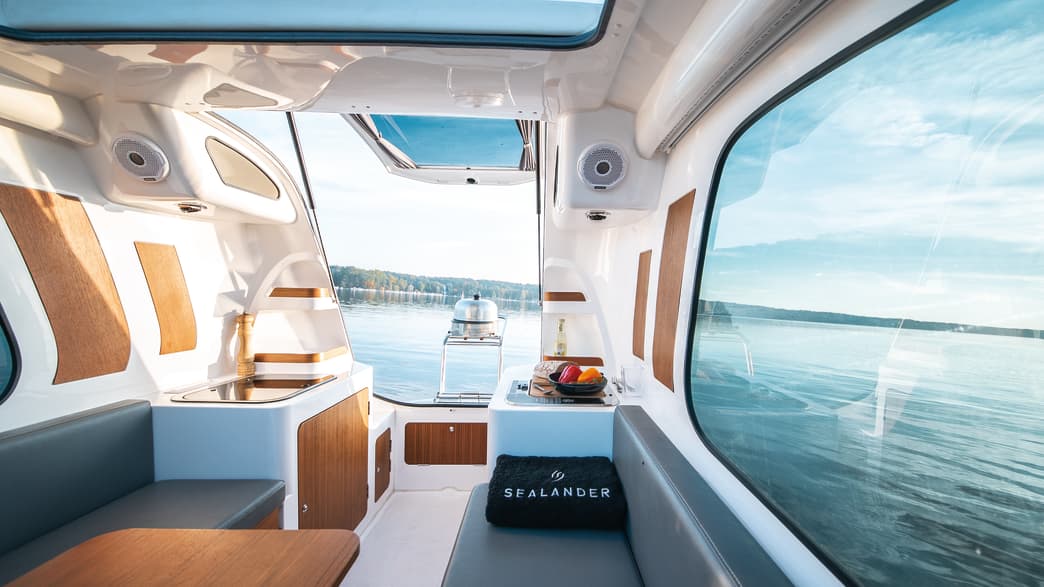 Der Sealander Bootscaravan von innen schwimmend auf einem See