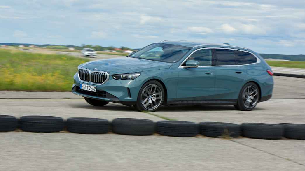 Ein 5er BMW in der Kurvenfahrt