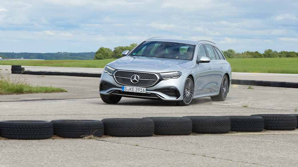 Eine Mercedes E-Klasse in der Kurvenfahrt