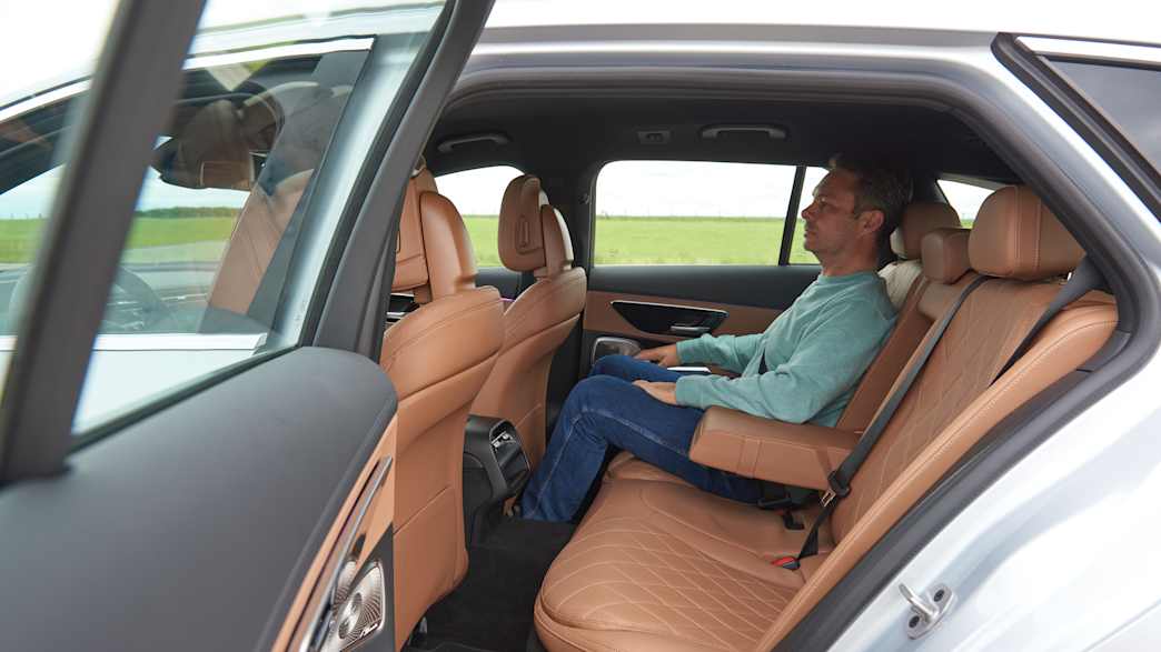Testingenieur Alexander Werner sitzt auf der Rückbank einer Mercedes E-Klasse
