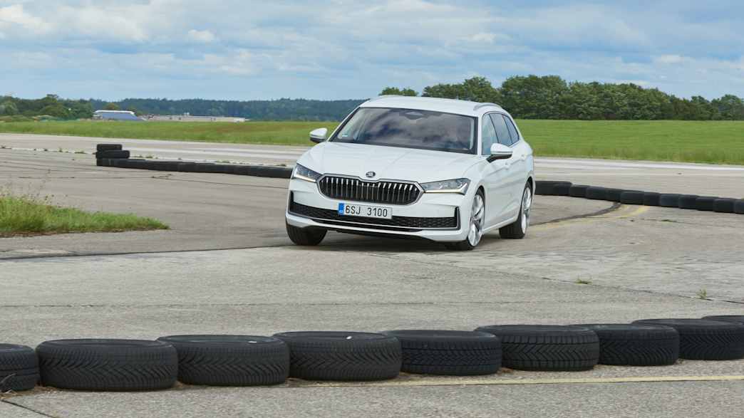 Ein Skoda Superb in der Kurvenfahrt