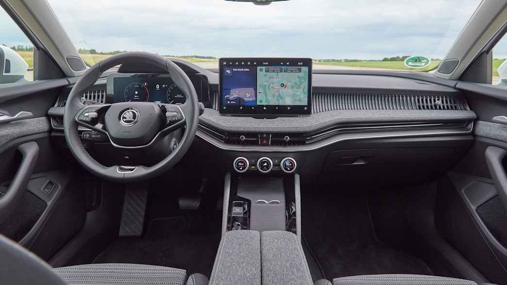 Cockpit des Skoda Superb