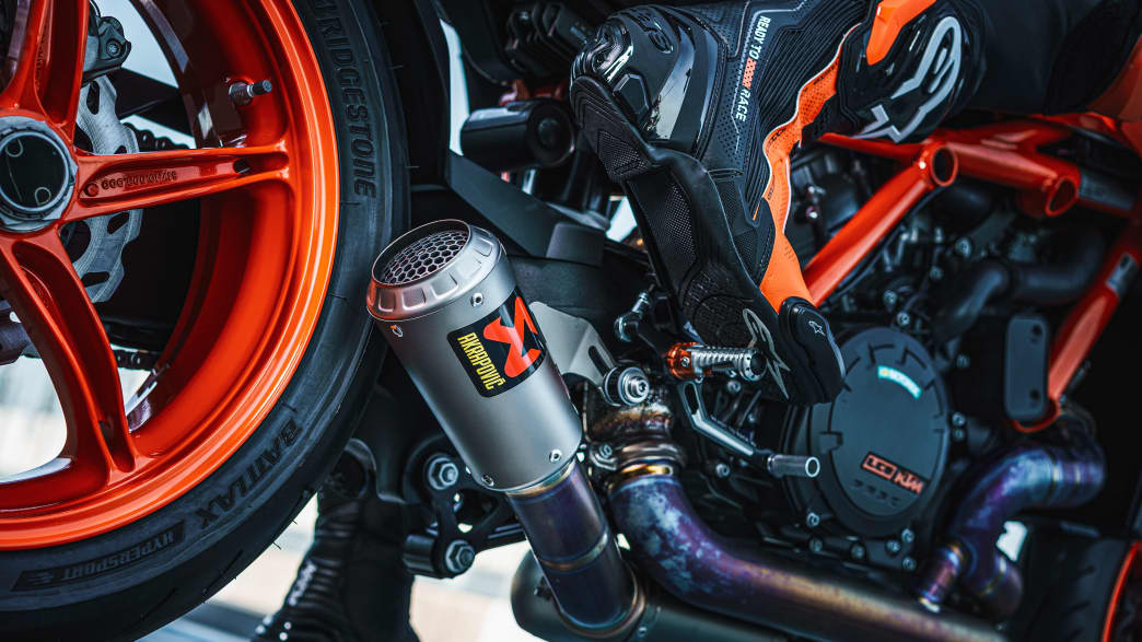 Auspuff und Motor der  KTM 1290 SUPER DUKE R