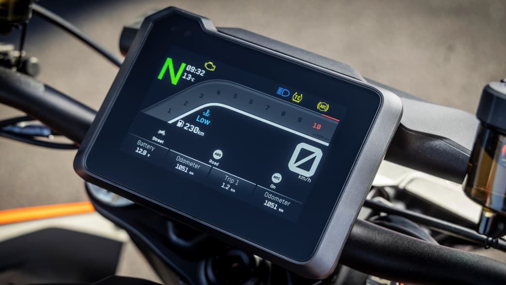 Aufnahme des Displays der KTM 1390 Super Duke R EVO